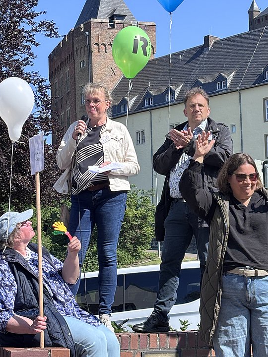 Moderatorin und Geschäftsführer Parität mit Gebärdendoletscherin