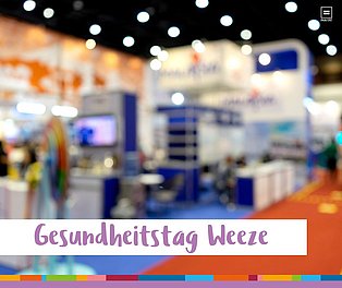 Verschwommenes Bild. Messestände im Hintergrund