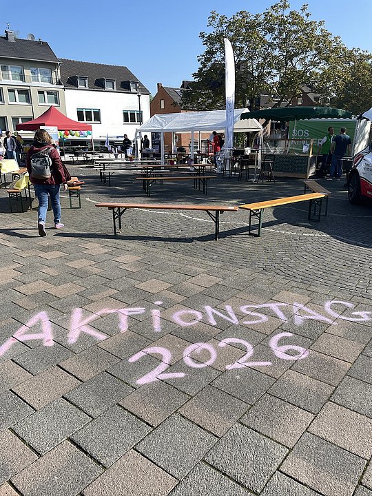 Mit Kreide "Aktionstag 2026" auf der Starße