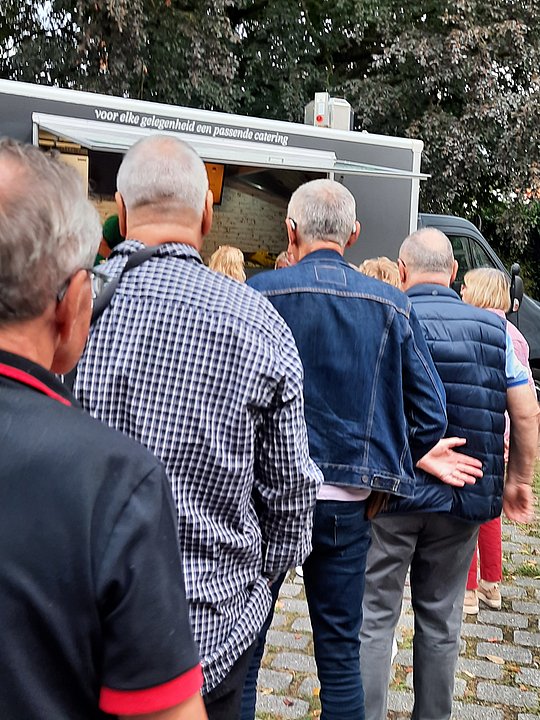 Schlange vor dem Pommeswagen