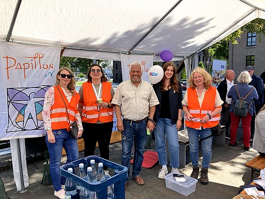 Das Organisationsteam mit Warnwesten