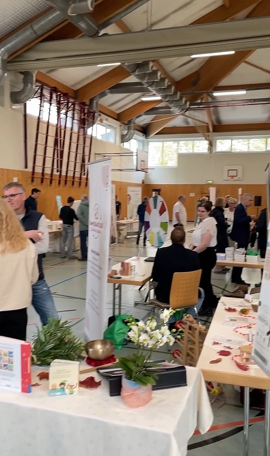 Halle mit Infoständen