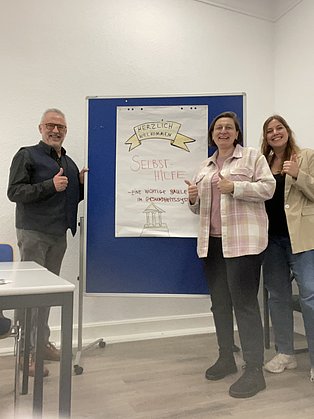 Bernd Usbeck, Carolyn Kempers und Franziska Rütjes vor der Stellwand des Workshops