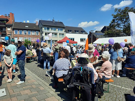 Viele Menschen auf dem Koekkoekplatz