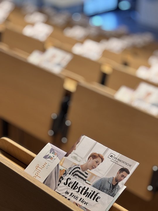 Sitze im Hörsaal mit Flyern