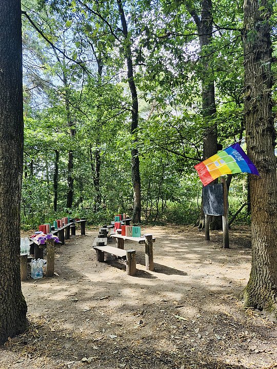 leere Waldschule mit paritätischer Flagge