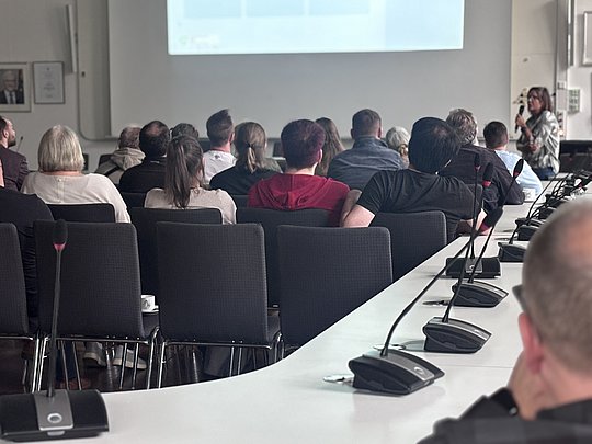 sitzende Menschen von hinten