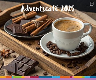 Eine Kaffeetasse steht auf einem Tablet mit Zimt und Schokolade