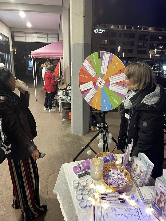 Person vor dem Glücksrad