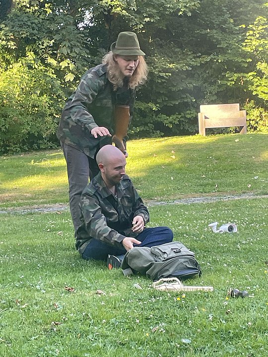 Theaterstück von Theater im Fluss, zwei Männer als Jäger verkleidet