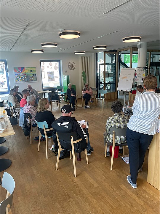 Gruppe sitzt im Stuhlkreis