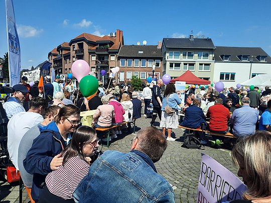 Menschen sitzen und stehen