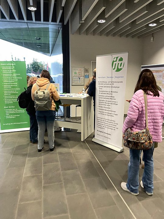 Menschen am Infostand des IfD