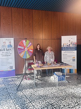 Franziska und Monika an dem Infostand