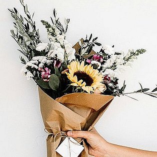 Eine Hand hält einen Blumenstrauß