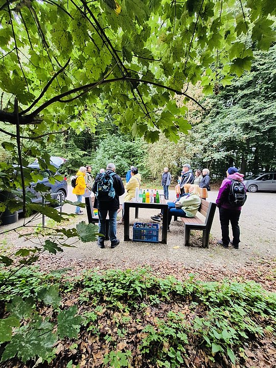 Gruppe an einem Tisch