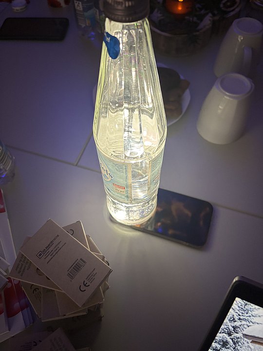 Eine Flasche Wasser, die leuchtet