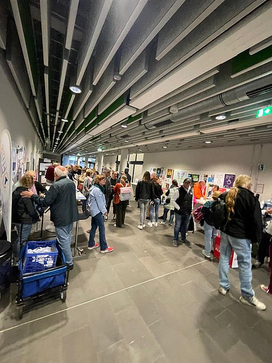 Viele Menschen an Infoständen (Gesamteindruck)