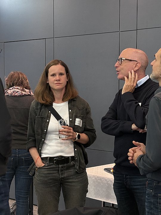 Zwei Personen unterhalten sich