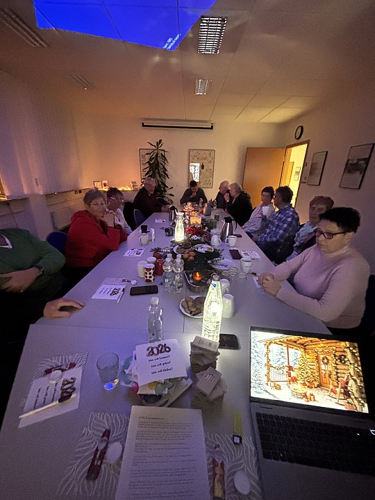 Menschen sitzen am Adventstisch