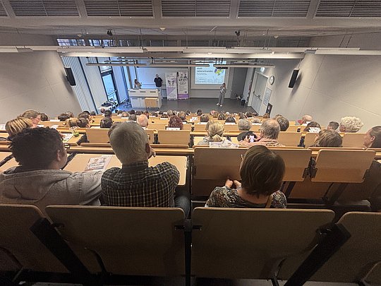 Publikum im Hörsaal von hinten