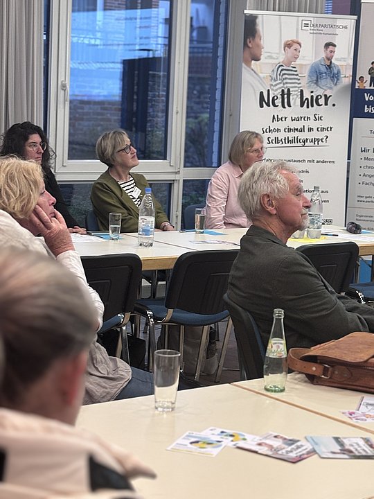 Sitzende Personen, die dem Vortrag zuhören