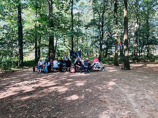 Menschen im Wald von Weitem