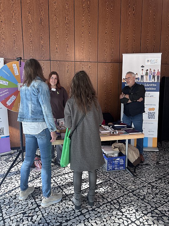 zwei Personen vor unserem Infotisch