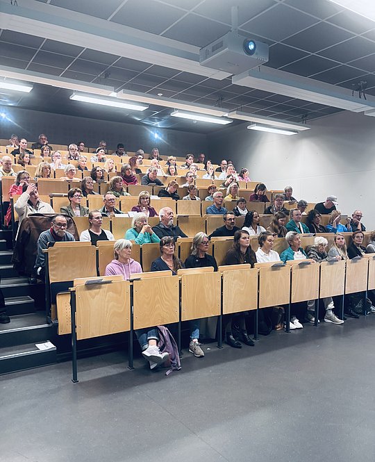 Publikum im Hörsaal von vorne