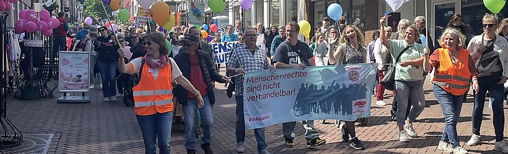 Menschen beim Inklusionsmarsch