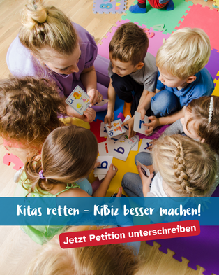 Kinder sitzen mit einer Erzieherin auf dem Boden und schauen sich Karten mit Buchstaben an. Darüber steht: Kitas retten-Kibiz besser machen