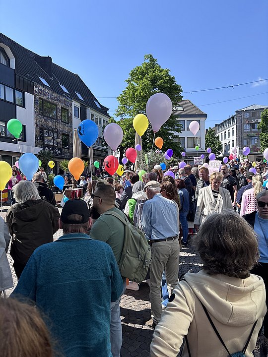 Menschen mit Luftballons in der Stadt