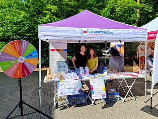 2 mitarbeiterinnen an ihrem Informationsstand in Geldern