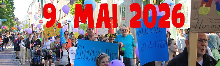 Demonstrierende mit Shcildern und Plakaten