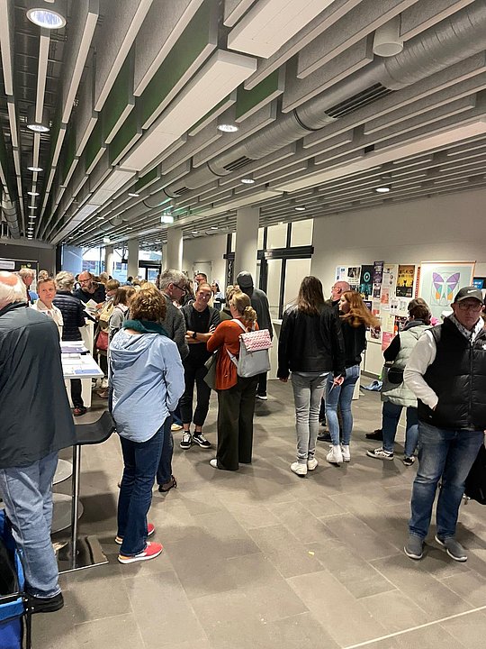 Menschen im Foyer der Hochschule