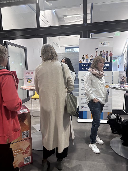 Besucher*innen an Infoständen