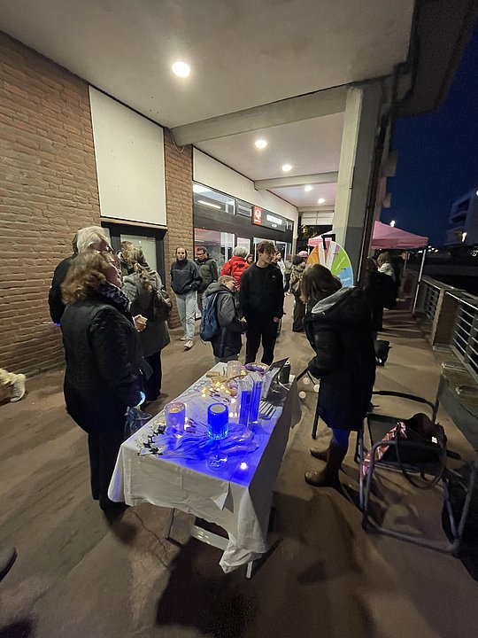 Menschen am Infostand