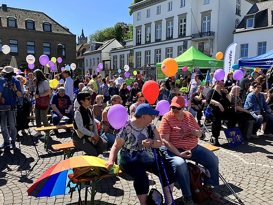 Menschen schauen und hören die Podiumsdiskussion