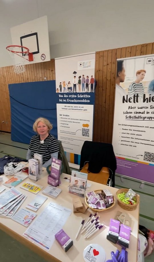 Unser Infostand. Dahinter sitzt Monika
