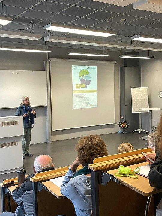 Menschen hören dem Vortrag von Katja Eis zu