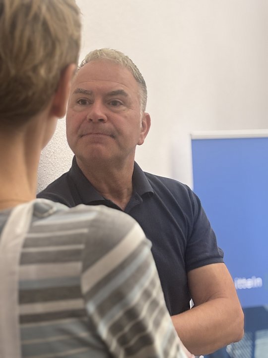 Mitarbeiter vom IFD berät Frau