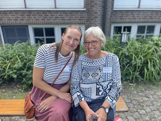 Anissa Schuchert, Mitarbeiterin der EUTB, und die ehemalige Mitarbeiterin, Angelika Struth, schauen in die Kamera