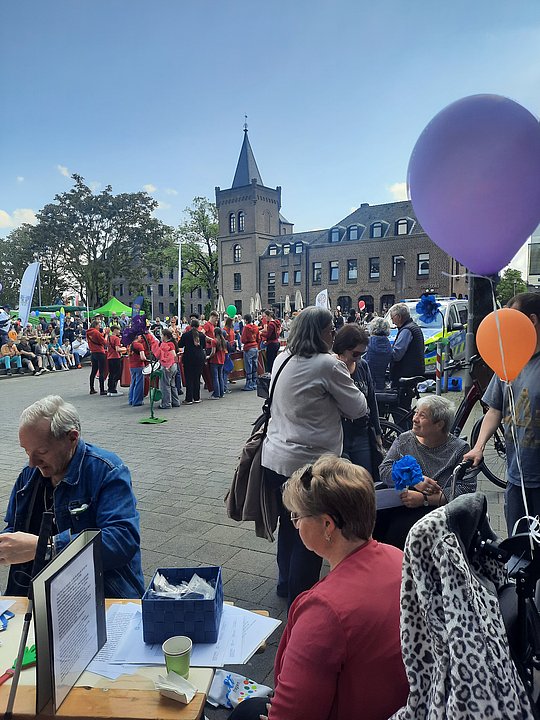 Viele Menschen auf dem Koekkoekplatz
