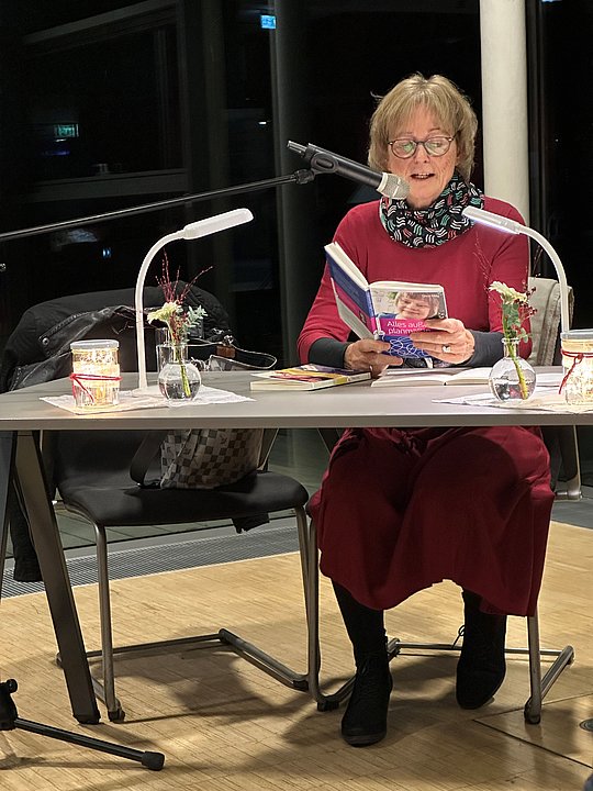 Autorin liest aus ihrem Buch vor