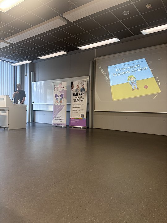 Referent Tobias Budde mit seine Buch