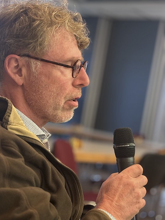 Person mit Mikrofon