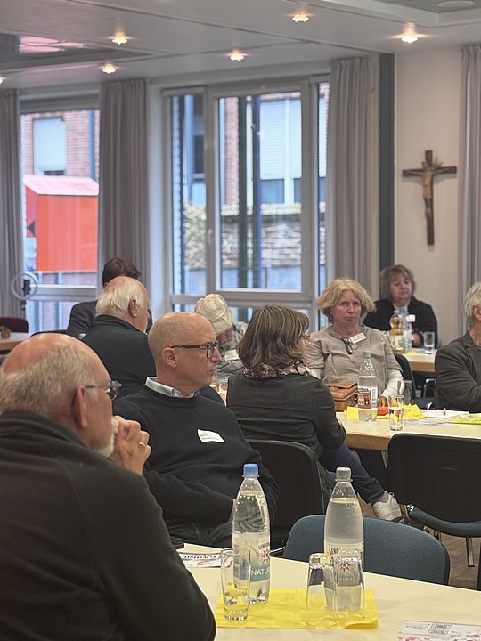 Personen sitzend im Raum