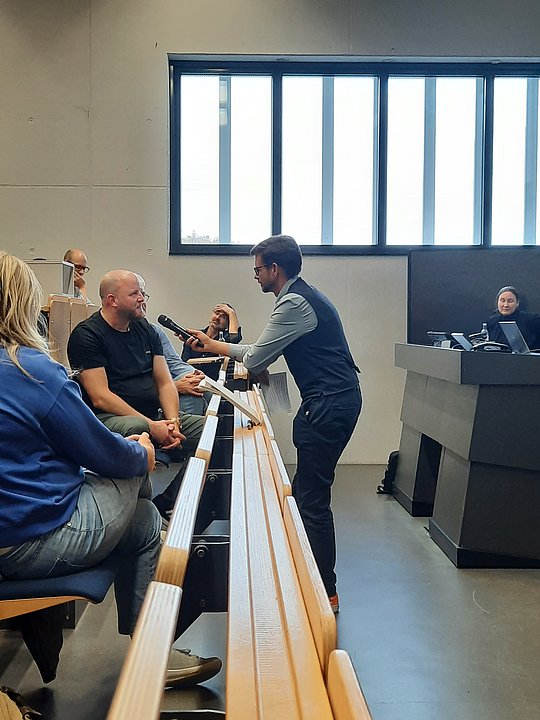 Moderator interviewt Gast