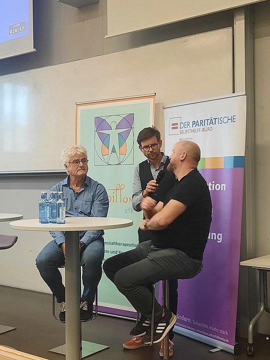 Moderator bei Podiumsdiskussion