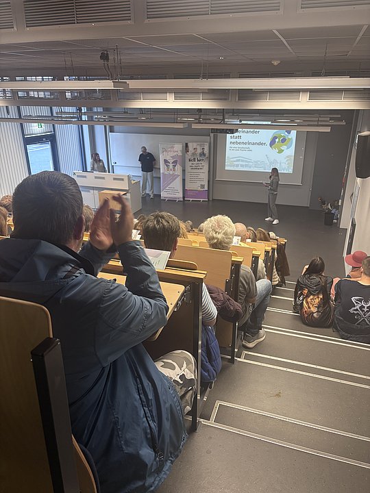 Publikum im Hörsaal von hinten-seite
